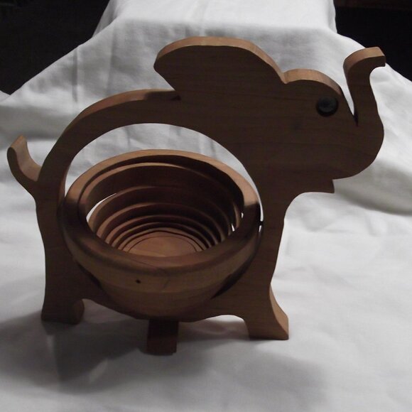 𝅺Vintage Collapsible Spiral Cut Wooden Basket or Trivet - Elephant Shape - Picture 3 of 4